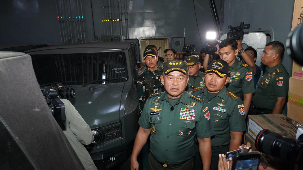 Kasad Jenderal Maruli Simanjuntak Berangkatkan Kapal ADRI yang Angkut Bantuan Kemanusiaan ke Tiga Lokasi Bencana di Sumatera