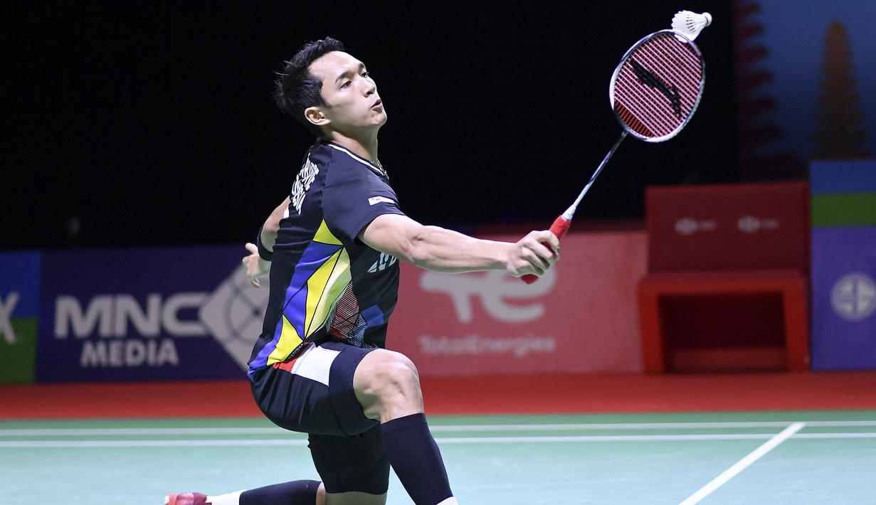 Sementara Jonatan Christie yang diunggulkan di tempat ke-6, melaju ke babak kedua usai mengalahkan tunggal putra Cina Li Shi Feng di babak pertama. Di babak kedua ia berjumpa tunggal Thailand yang kini menempati peringkat ke-20 BWF, Kunlavut Vitidsarn. (AFP/PBSI)