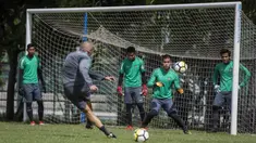 Kiper Timnas Indonesia, Andritany Ardhiyasa, berusaha menangkap bola saat latihan di Lapangan ABC Senayan, Senin (19/2/2018). Latihan ini merupakan persiapan jelang Asian Games 2018. (Bola.com/Vitalis Yogi Trisna)