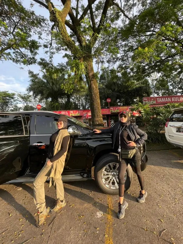 Momen Sarita Abdul Mukti Trekking Di Sentul. (Sumber: Instagram/queen_saritaabdulmukti)