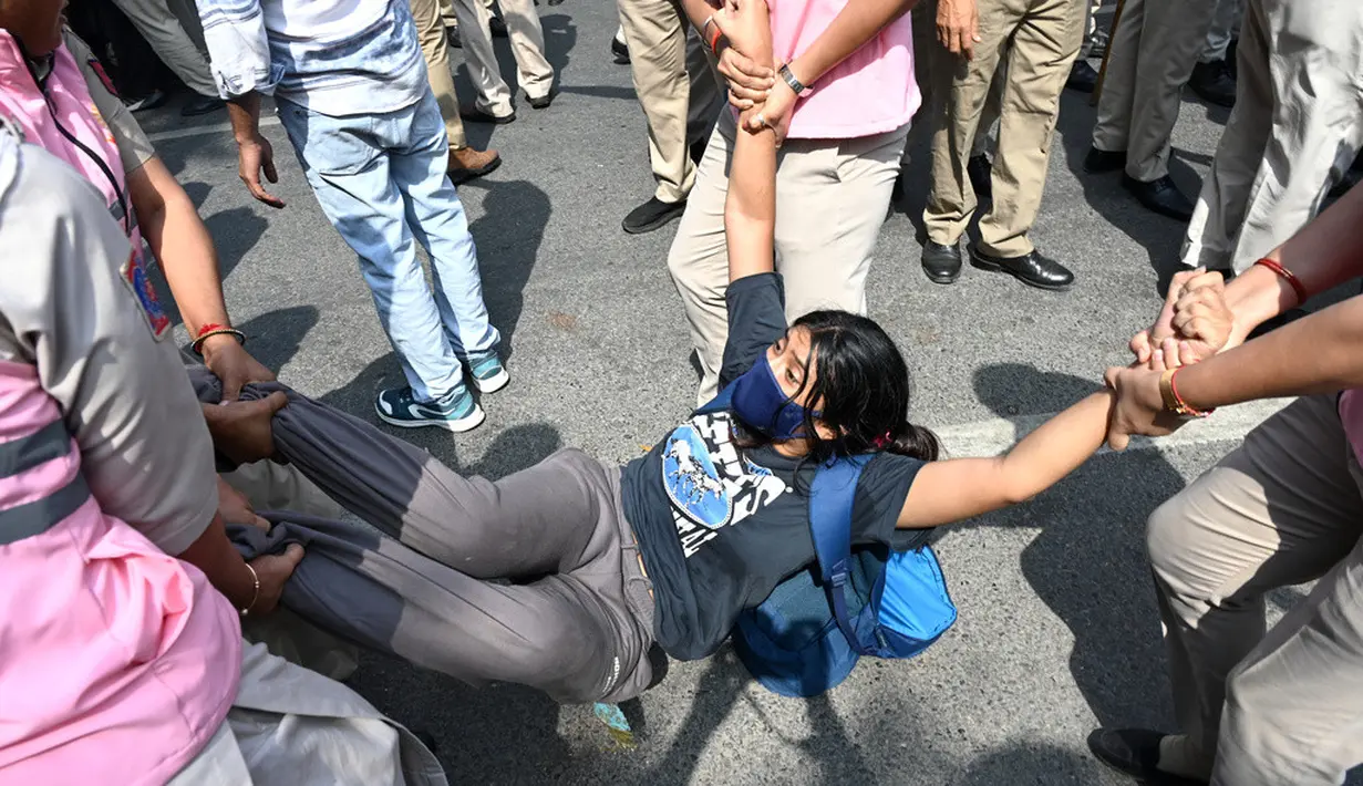 Petugas kepolisian menahan seorang demonstran saat aksi unjuk rasa kaum muda yang menuntut pengunduran diri Ketua Komisi Pemilihan Umum India, Gyanesh Kumar, di New Delhi, India, Sabtu (10/10/2026). (AP Photo/Vipin)