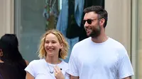 Sebelumnya JLaw dan Cooke sendiri mulai terlihat berkencan di New York City. (Extra)