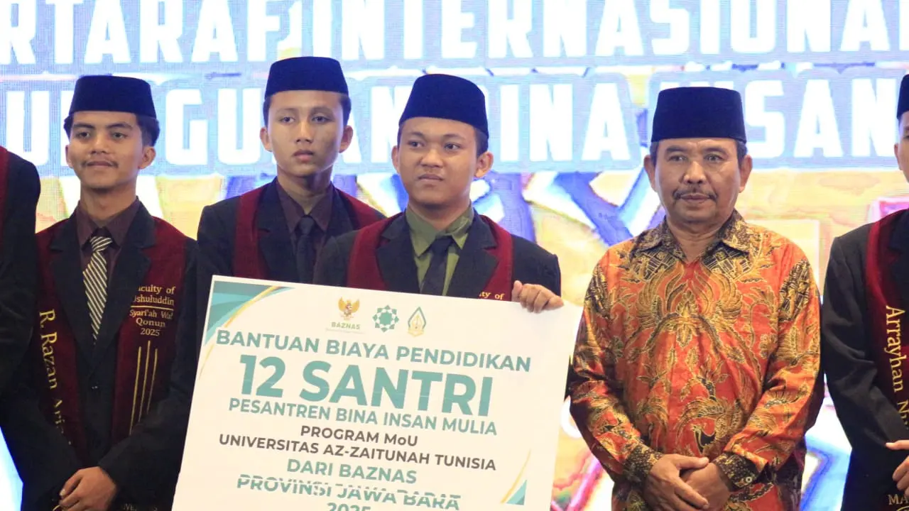 Badan Amil Zakat Nasional (Baznas) menyerahkan beasiswa kepada 27 santri berprestasi dari Pesantren Bina Insan Mulia 1 Cirebon (Istimewa)