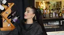 Tasya terlihat elegan dan berkelas dengan gaun midi hitam polos pilihannya. Beberapa aksesori seperti perhiasan dan heels bling-bling menambah impresi mewah pada tampilannya. [@tasyafarasya].