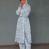 Nikita Willy tampil mengenakan baju dan celana panjang biru dipadu dengan kerudung putih (Dok.Instagram/@https://www.instagram.com/p/CBNwqEqnYL0/Komarudin)