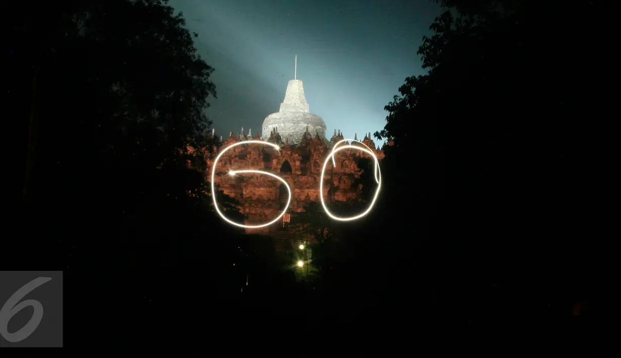 Sejumlah orang menyalakan lilin membentuk angka 60  saat dilaksanakan program Earth Hour atau peringatan Hari Bumi oleh WWF, UNESCO dan Balai Konservasi Borobudur di Candi Borobudur, Magelang, Jawa Tengah, Sabtu (19/3) malam. (Foto: Boy Harjanto)