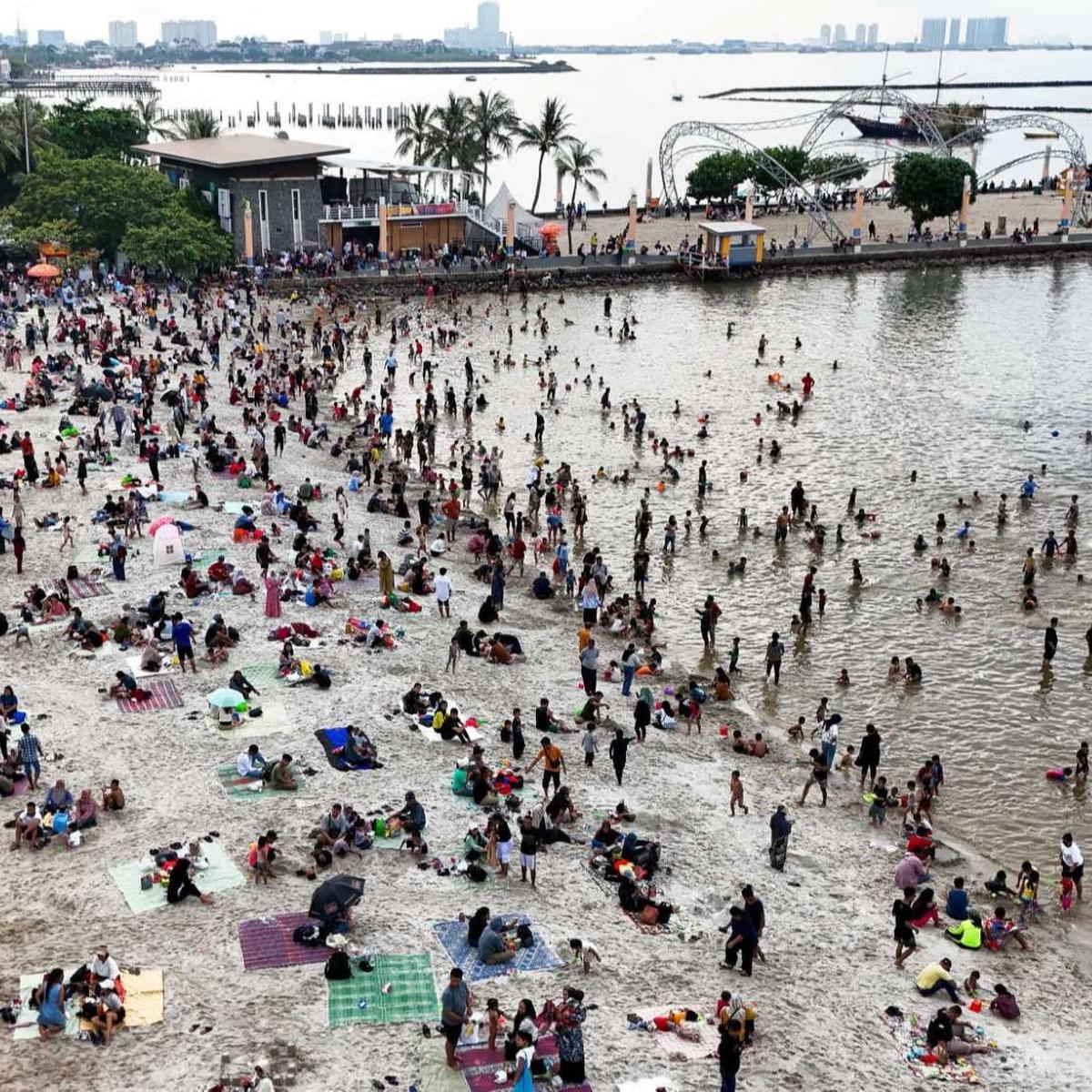 Ribuan warga berwisata di Pantai Ancol