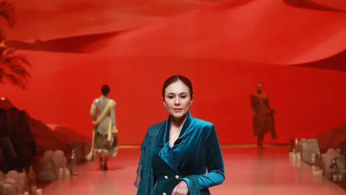 Adu Gaya Elegan Kimmy Jayanti, Renata Kusmanto, dan Wulan Guritno Kenakan Kebaya Modifikasi, Melenggang Anggun bak Supermodel di Catwalk