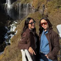 Nikita Willy dan Nona Willy tampil kompak mengenakan pakaian serba coklat saat liburan ke Jepang. Lengkap dengan kacamatanya. [@nonawilly16]