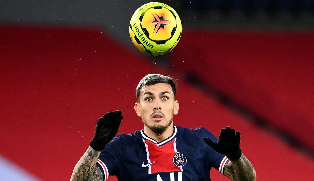 Leandro Paredes - Gelandang pekerja keras ini merupakan rekan satu tim dengan Lionel Messi di Timnas Argentina saat mengangkat trofi Copa America 2021. Pemain berusia 23 tahun tersebut bergabung dengan PSG sejak tahun 2019. (Foto: AFP/Frank Fife)