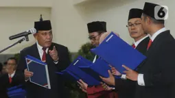 Ketua KPK Firli Bahuri (kiri) bersama pimpinan KPK lainnya saat pisah sambut usai pelantikan di Gedung KPK, Jakarta, Jumat (20/12/2019). Acara ini dihadiri pimpindan dan Dewan Pengawas KPK. (merdeka.com/Dwi Narwoko)