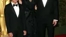 Brad Pitt dan Angelina Jolie bersama putra pertama mereka, Maddox.