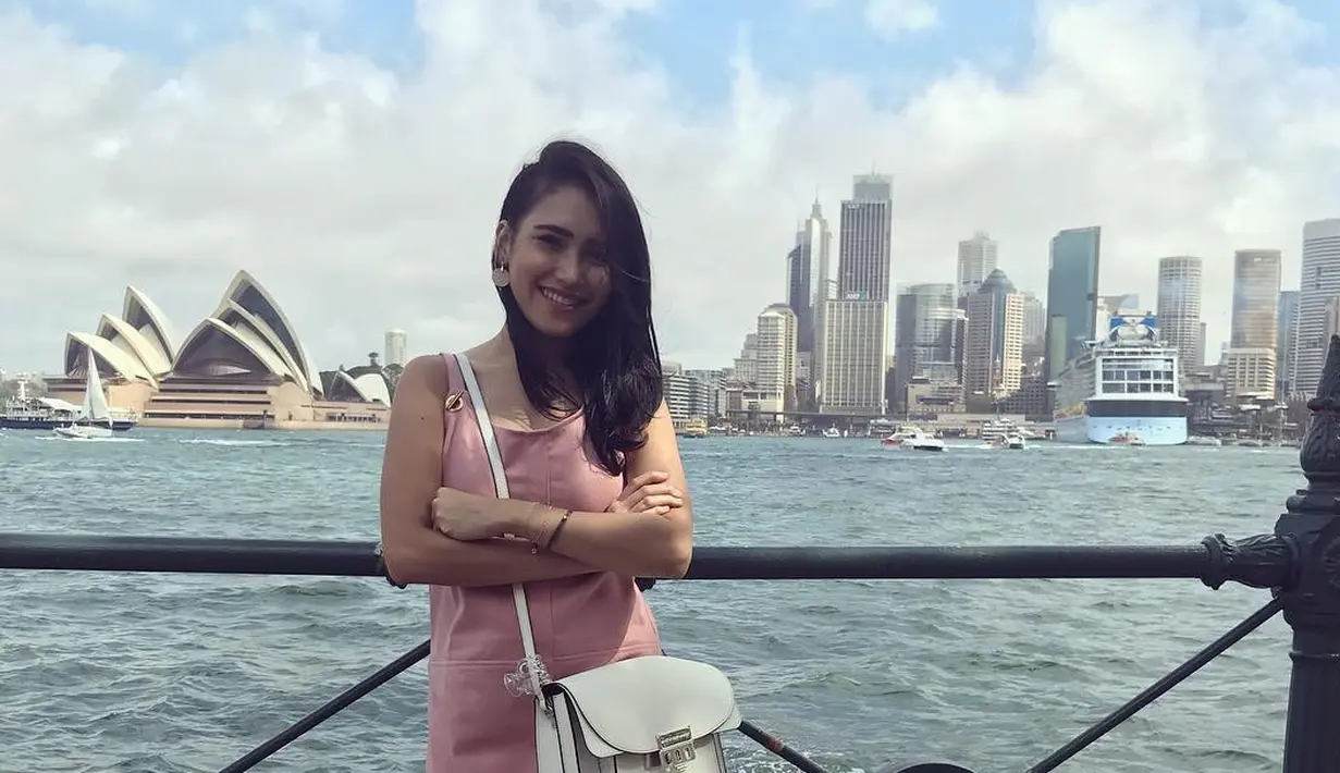 Sejak lama pemeran dan penyanyi Ayu Ting Ting berkeinginan berfoto bersama dengan idolanya. Bahkan, ia mengaku sejak mengandung putrinya, Bilqis yang kini telah berusia empat tahun. (Instagram/ayutingting92)