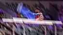 Pesenam Kolombia, Barajas Angel beraksi pada palang sejajar final aparatus putra Kejuaraan Dunia Gimnastik 2025 di Indonesia Arena, Senayan, Jakarta, Sabtu (25/10/2025). (Bola.com/Bagaskara Lazuardi)