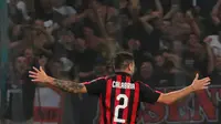 Bek AC Milan, Davide Calabria  berselebrasi usai mencetak gol ke gawang Napoli pada lanjutan Liga Serie A Italia di San Paolo Stadium, Naples (25/8). Napoli menang tipis atas Milan 3-2. (Cesare Abbate/ANSA via AP)