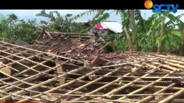 Warga dibantu anggota TNI, polisi, dan Satpol PP berusaha membersihkan puing-puing bangunan untuk mencari harta benda.