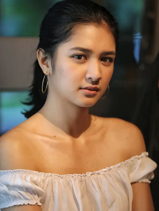 Tak hanya wajah yang cantik, Mikha Tambayong juga punya alis natural yang tebal. (Adrian Putra/Bintang.com)