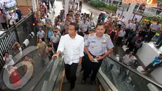Gubernur DKI Jakarta Joko Widodo menaiki eskalator di Terminal Manggarai, Jakarta, Rabu (16/04/2014) (Liputan6.com/Herman Zakharia).