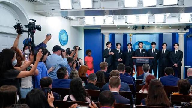 Anggota grup K-pop, BTS bergabung dengan sekretaris pers Gedung Putih Karine Jean-Pierre selama pengarahan harian di Gedung Putih. (Foto AP/Evan Vucci)