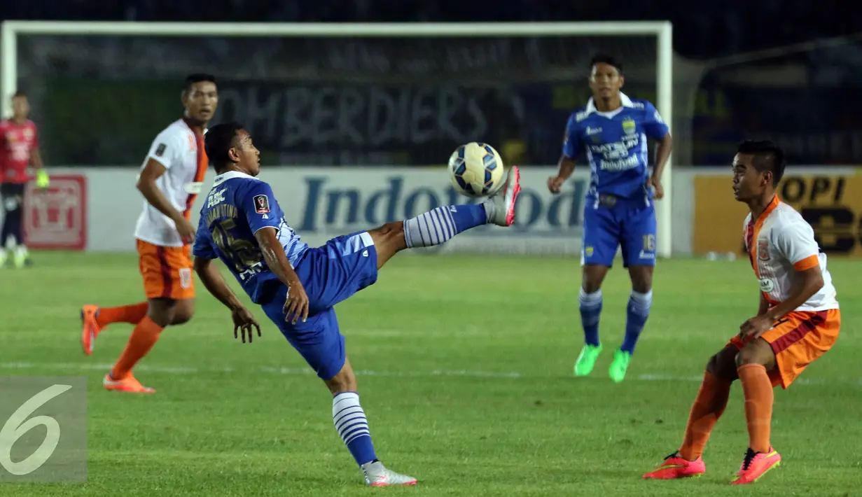 Pemain tengah Persib, Firman Utina (tengah) mencoba menguasai bola saat laga melawan PBFC di leg kedua Perdelapan Final Piala Presiden 2015 di Stadion Si Jalak Harupat, Bandung, Sabtu (26/9/2015). Persib unggul 2-1. (Liputan6.com/Helmi Fithriansyah)