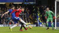 Pemain Chelsea, Cesc Fabregas (kiri) berebut bola dengan pemain Manchester United, Chris Smalling pada lanjutan Premier League di Stamford Bridge, London, (5/11/2017). Chelsea menang 1-0. (AP/Frank Augstein)