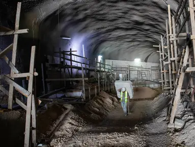 Pekerja berjalan dalam lokasi proyek pembangunan kompleks pemakaman bawah tanah di Yerusalem, Minggu (18/8/2019). Pemakaman yang terletak di bawah sebuah gunung di pinggiran Yerusalem tersebut memiliki luas 1 mil (1,5 kilometer). (AP Photo/Oded Balilty)
