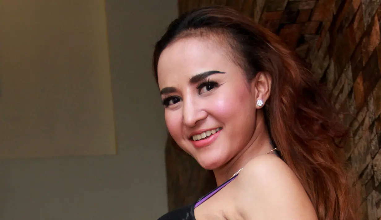 Cynthiara Alona membuat publik gempar saat ia memutuskan untuk melepas hijab. Tak hanya itu, Alona juga tak segan untuk tampil seksi. (Ruswanto/Bintang.com)