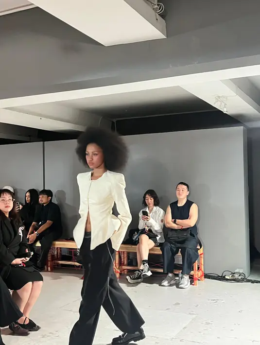 Didomainasi dengan blazer modifikasi, berbagai potongan celana panjang, outer pversize dan top yang memperlihatkan garis kebebasan dalam berekspresi. Tepat untuk kaum urban yang ekspresif dan dinamis.  / Foto: Fimela.com.