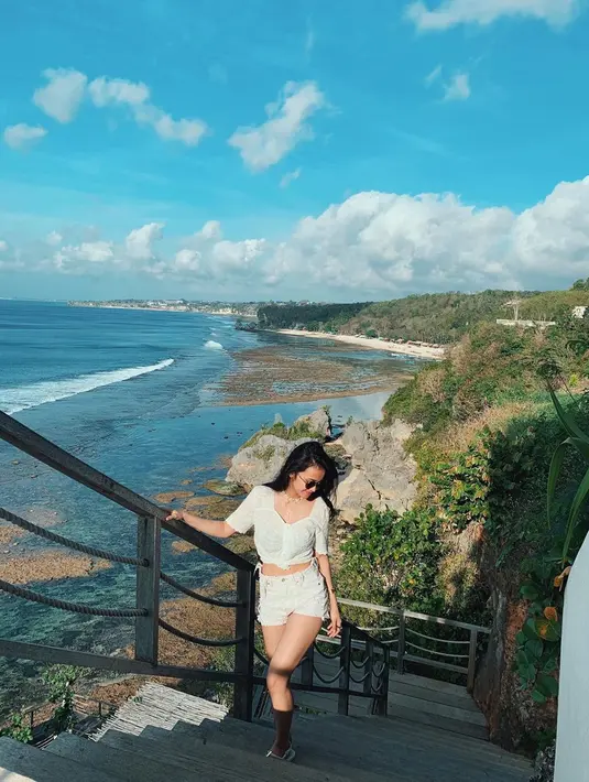 Kenakan outfit serba putih saat liburan, penampilan Michelle Ziudith tampak simpel tapi stylish. Selain pemandangan indah serba biru di belakangnya mulai dari warna laut hingga langit, potret Michelle Ziudith yang tengah berpose ini juga tak lepas dari perhatian. Pesona Michelle Ziudith dan pemandangan indah di belakangnya ini sama-sama cantik. (Liputan6.com/IG/@michelleziu)