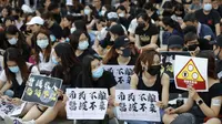 Sejumlah PNS layanan kesehatan di Hong Kong ikut bergabung dalam barisan demonstran massa pro-demokrasi (AP Vincent Thian)