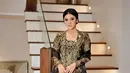 Naysila Mirdad mengenakan kebaya kutu baru hitam dengan embroidery emas dipadukan selendang hitam dan bawahan kain batik warna coklat salur hitam.  [@svarna_byikatindonesia]