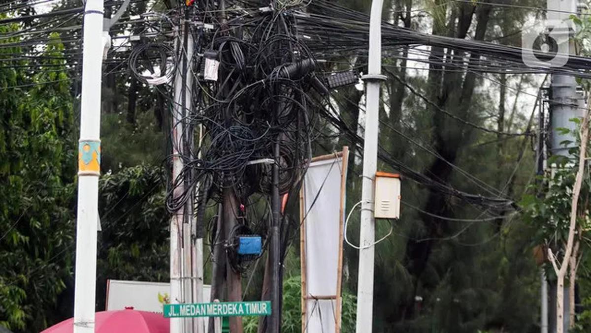 Potret Semrawutnya Kabel Utilitas di Jakarta