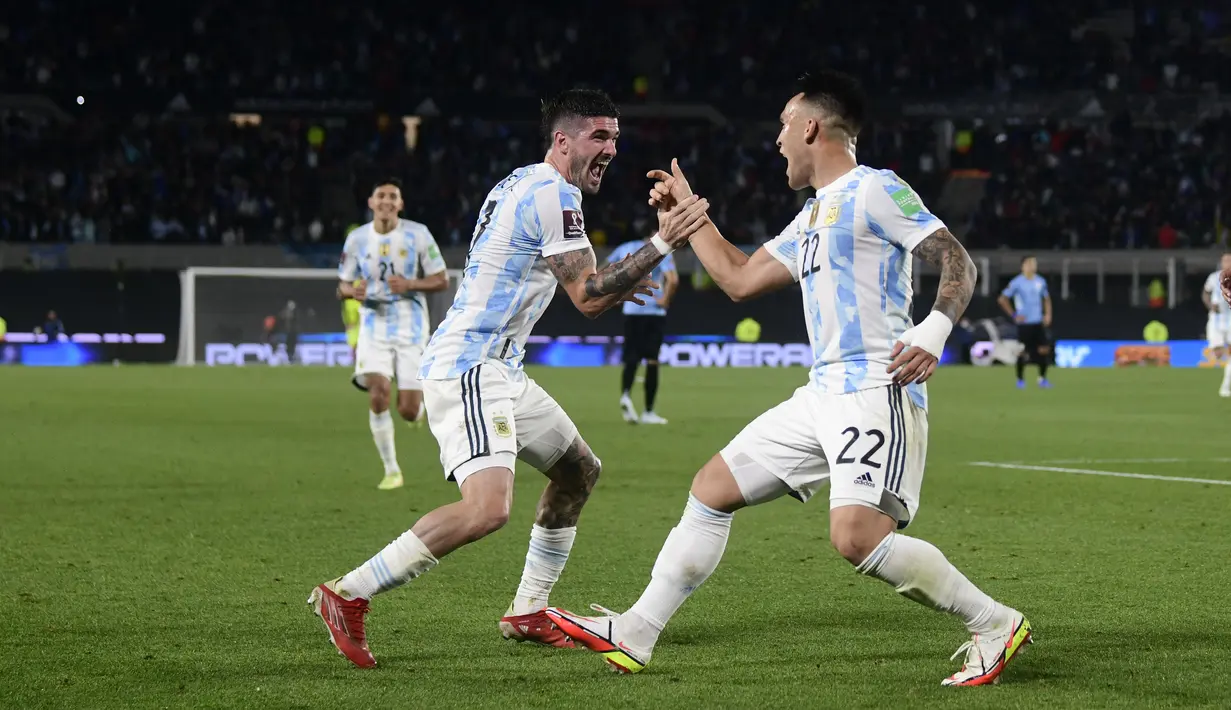 Penyerang Argentina Lautaro Martinez (22) berselebrasi dengan Rodrigo De Paul setelah mencetak gol ke gawang Uruguay pada laga Kualifikasi Piala Dunia 2022 Zona Amerika Selatan di Monumental stadium, Senin (11/10/2021) pagi WIB. Argentina melibas Uruguay dengan skor 3-0. (AP Photo/Gustavo Garello)