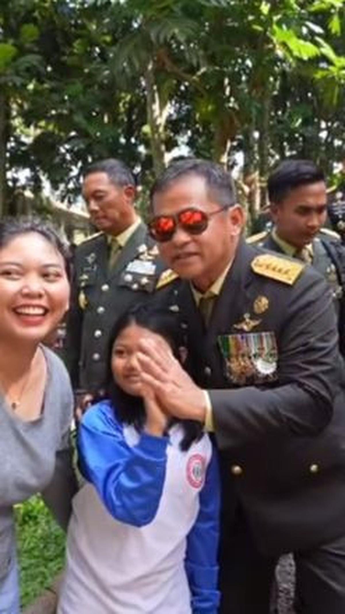 Usai berfoto, Jenderal Maruli lantas tak segan untuk mengajak tos hingga merangkul gadis cilik berbaju biru itu. Aksinya bersambut. Sang gadis cilik langsung ikut berbalas tos.