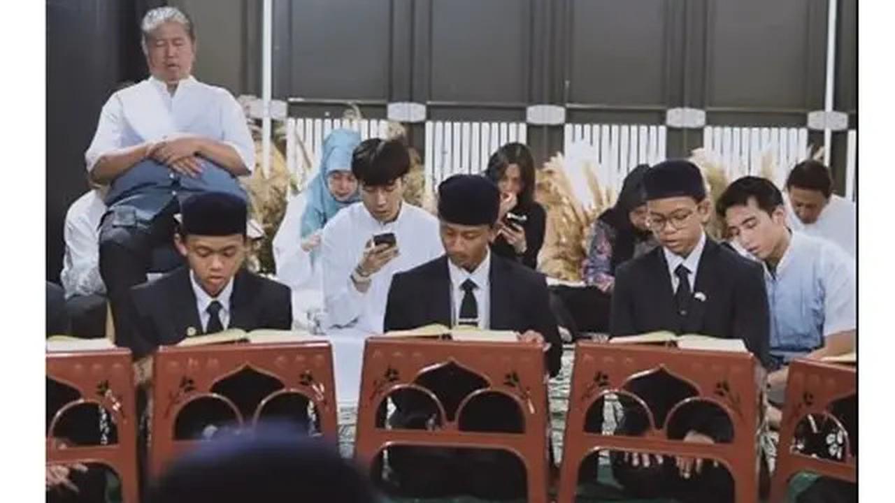 6 Potret Vidi Aldiano Ngabuburit Khotmil Quran Bareng Keluarga, Penuh Kehangatan