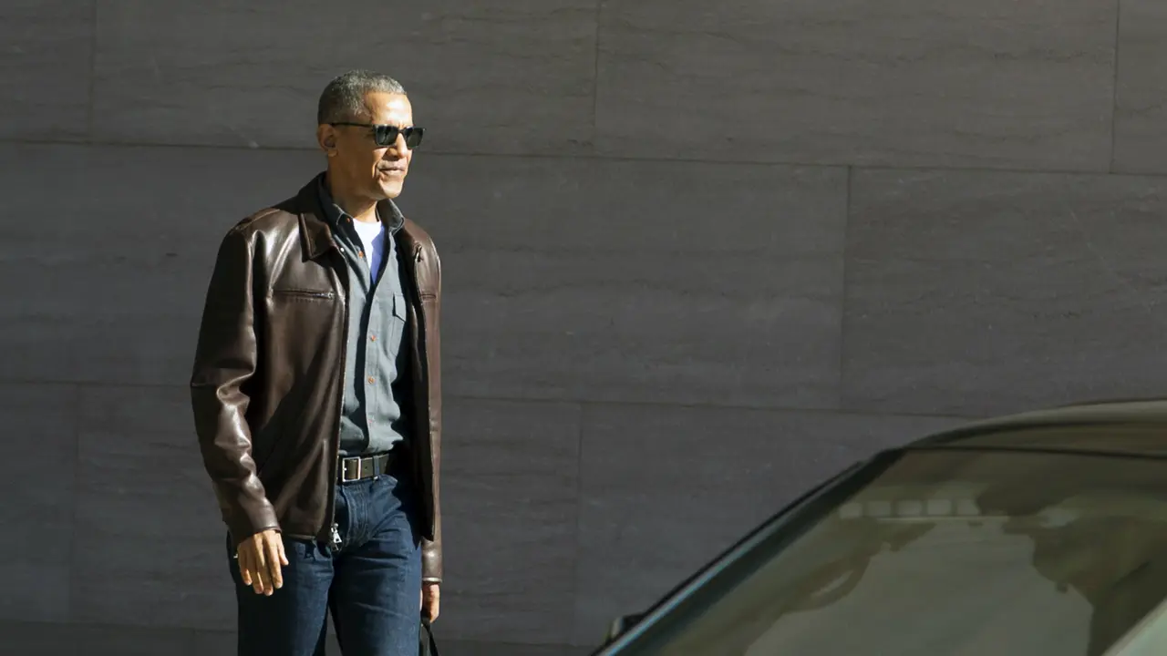 Barack Obama terlihat sangat relaks saat berkunjung ke National Gallery of Art di Washington pada akhir pekan kemarin