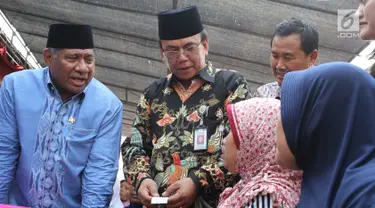 Ketua Komisi VIII DPR, M Ali Taher, didampingi Dirjen Perlindungan dan Jaminan Sosial, Harry Hikmat berbincang dengan warga saat proses pencairan dana Program Keluarga Harapan (PKH) di Desa Cikuya Kabupaten Tanggerang, Jumat (28/9). (Liputan6.com/HO/Agus)