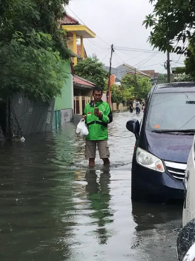 Terobos Banjir, 6 Momen Driver Ojek Online Melayani Pelanggan