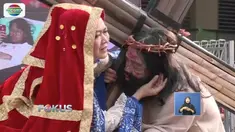 Paroki  Fransiskus Asisi, Menteng Dalam, Tebet, Jakarta Pusat  menyelenggarakan tablo kisah sengsara Yesus Kristus dengan mengenakan pakaian adat Nusantara.