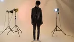 Model Korea Selatan (Korsel), Han Hyun-Min menjalani sesi pemotretan di sebuah studio di Seoul, 7 Juli 2017. Hyun-min (16) adalah remaja sekaligus model kulit hitam pertama Korsel yang kini menjadi viral di media sosial. (Ed JONES / AFP)