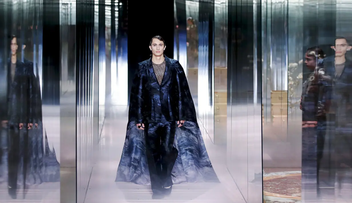 Seorang model mengenakan busana kreasi Fendi's Spring-Summer 2021 Haute Couture dalam acara Paris Fashion Week di Paris, Prancis, Rabu (27/1/2021). Paris Fashion Week 2021 diramaikan oleh deretan model ternama dunia. (AP Photo/Francois Mori)