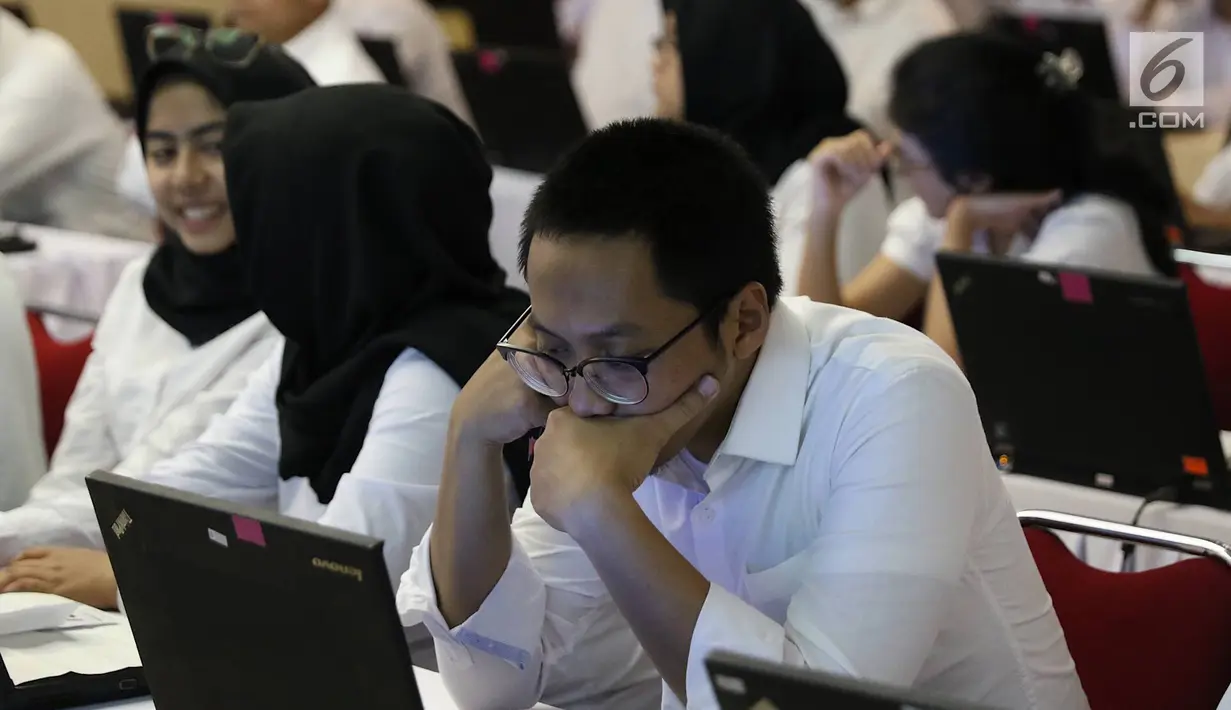 Peserta bersiap mengikuti tes Seleksi Kompetensi Dasar (SKD) calon pegawai negeri sipil (CPNS) di Gedung Wali Kota Jakarta Selatan, Jumat (26/10). Tes SKD CPNS diselenggarakan mulai 26 Oktober hingga 17 November 2018. (Liputan6.com/Immanuel Antonius)