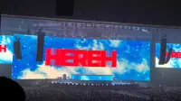 IU Buka Hari Kedua Konser di Indonesia Lewat Lagu Holssi: Keren Sekali Semuanya!