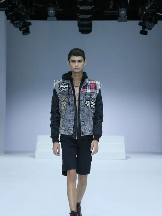 Masih dalam koleksi Bespoke Jeans Lab, kombinasi zipper jacket dengan vest menambah daya tarik tersendiri. (JFW).