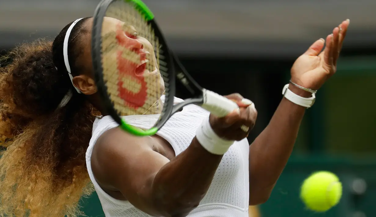 Petenis AS, Serena Williams mengembalikan bola ke arah Alison Riske yang juga berasal dari AS pada perempat final Grand Slam Wimbledon di London, Selasa (9/7/2019). Serena ke semifinal dengan susah payah usai mengalahkan petenis non-unggulan Alison Riske 6-4, 4-6, dan 6-3. (AP/Kirsty Wigglesworth)