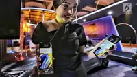 Model menunjukan produk Samsung Galaxy Note 9 dalam launching Samsung Galaxy Note 9 di Jakarta, Kamis (23/8). (Liputan6.com/Faizal Fanani)