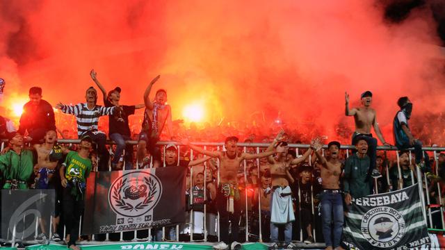 Aksi Bonek Saat Saksikan Laga Persebaya Melawan Cilegon Utd