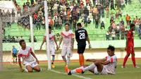 Gawang Persis jadi bulan-bulanan Semen Padang karena jam terbang kiper yang masih amat minim. (Bola.com/Romi Syahputra)