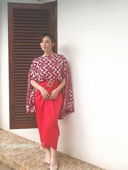 Nah, kalau yang  satu ini anggun banget parasnya. Ia memakai rok lilit berwarna merah dengan atasan bermotif zig-zag. Kali ini rambutnya disanggul rendah, sehingga lehernya terlihat lebih jenjang. (Instagram/asmirandah89)