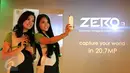 Model selfie dengan Infinix Zero 3 saat peluncuran perdana di Jakarta, Senin (29/2/2016). Infinix Zero 3 memberikan fitur fotografi canggih berupa teknolgi phase detection autofocus yang mampu meningkatkan kecepatan autofocus. (Liputan6.com/Angga Yuniar)